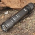 MN10 CREE XR-E Q3 2-modo 8000K 180-Lumen branco lanterna LED c / Clip/Battery Charger (1 x 18650)