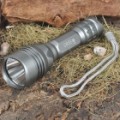 UniqueFire M9 CREE XM-L modo de 1 750-Lumen branco lanterna LED com alça (1 * 18650)